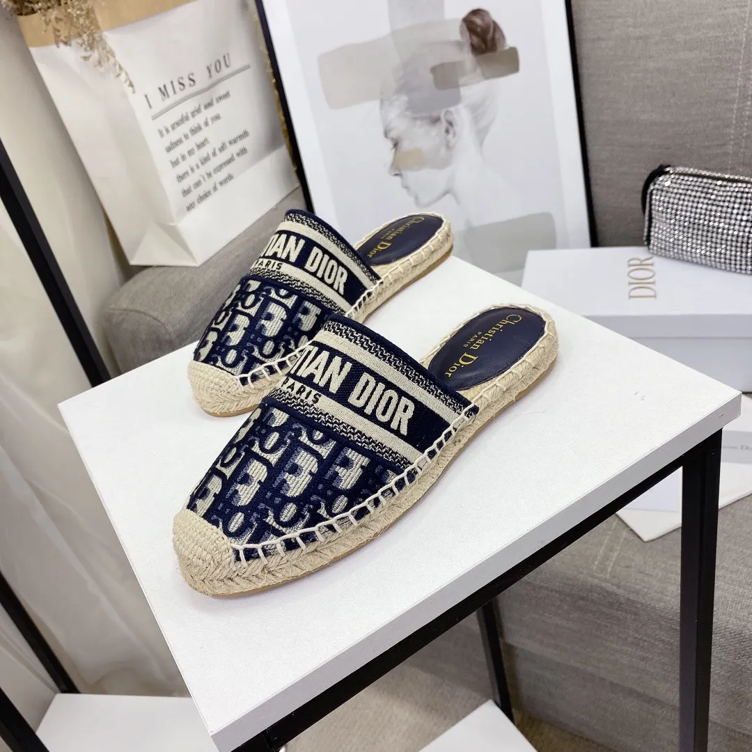 👟👟Ex-factory price👟👟Ex-factory price 400👟👟 Women's shoes Women's clothing Top version (original embroidery one to one method) If you want cheaper, please bypass Dior | Dior ²⁰²¹𝐬𝐬🧡💚2021 early spring new products Top version ⚠️The counter features the latest fisherman shoe series New hard goods 🆕❥Purchase level! Full of high-end feel! A popular model among bloggers at home and abroad, it’s retro and fashionable and looks amazing on your feet! Mainly recommended model on the official website ★━━━━━ ЅᏇєєt ━━━━━▪️ Upper: Original copy of pure cotton thread ➕ Three-dimensional electric embroidery ▪️ Lining: Imported water-dyed sheepskin lining ▪️ Outsole: Original handmade hemp rope combination wear-resistant rubber outsole ▪️ Shoe size: 35-39 (40 is custom-made and cannot be returned or exchanged) ▪️